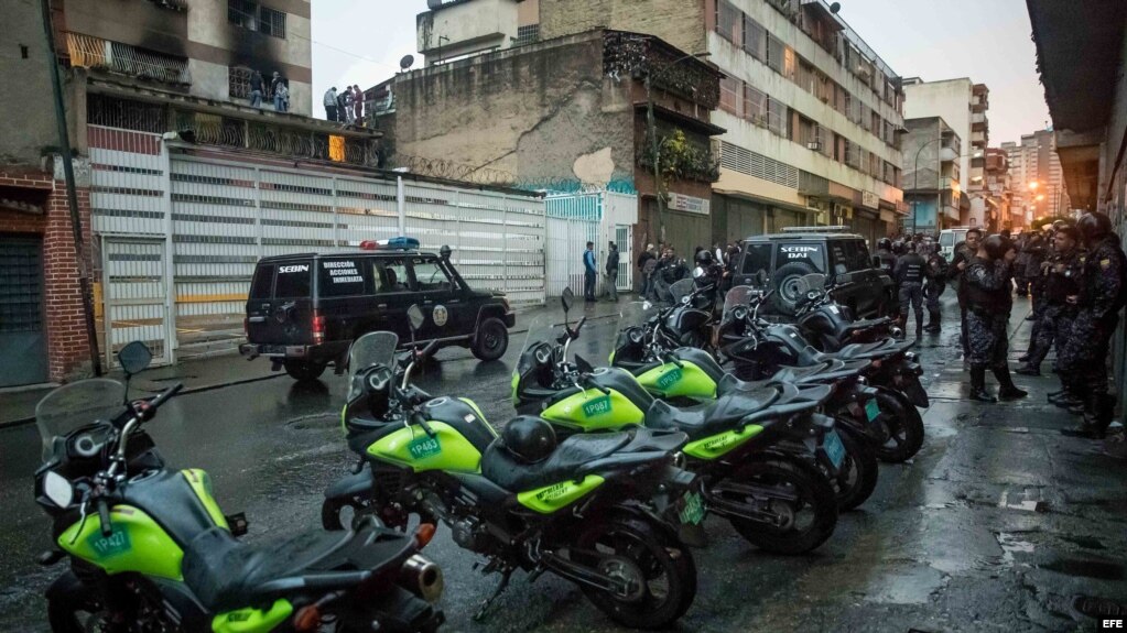 Efectivos de distintos cuerpos de seguridad custodian y toman evidencias de una explosión en la ciudad de Caracas.