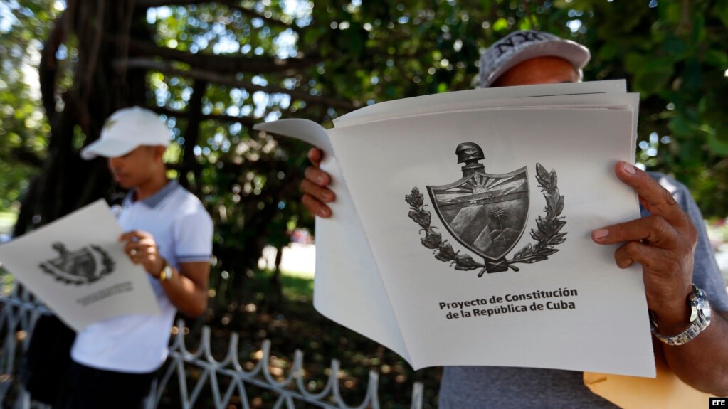 Dos personas leen el Proyecto de ConstituciÃ³n de la RepÃºblica de Cuba. (Archivo)