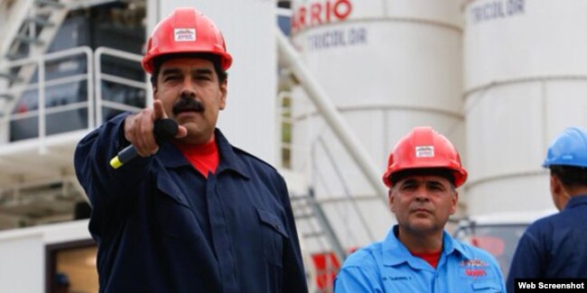 Manuel Quevedo, actual presidente de PDVSA , inspecciona una planta junto a Nicolás Maduro.