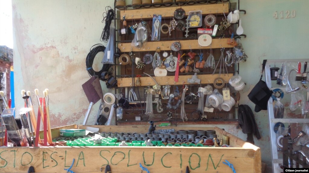 La solución: pequeños estantes para venta de artÃculos muy necesarios Imágen de estante para tv y radio