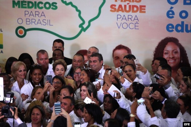 Dilma Rousseff el 29 de abril de 2016 anunció la prórroga de tres años a la permanencia de médicos cubanos en Brasil.