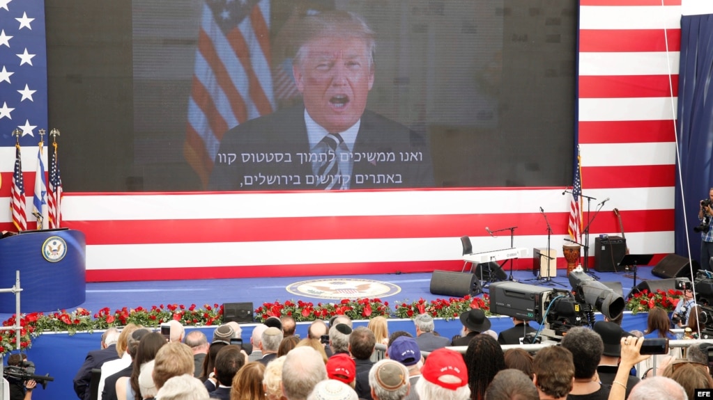 El presidente estadounidense, Donald J. Trump, pronuncia un discurso por videoconferencia durante la ceremonia de inauguración de la embajada estadounidense en Arnona, Jerusalén.