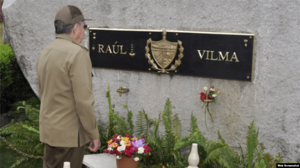 Raúl Castro frente a su tumba, al lado del nicho donde fueron colocados los restos de su fallecida esposa, Vilma Espín.