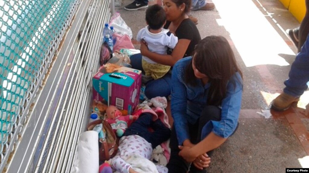Familias cubanas acampan en el puente viejo del paso fronterizo Matamoros-Brownsville, en espera de entregarse a las autoridades de EE.UU. y pedir asilo.