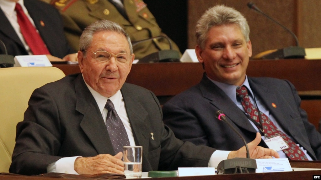 ARCHIVO. RaÃºl Castro (i), y Miguel DÃ­az-Canel (d), en la Asamblea del Poder Popular, en La Habana (Cuba). 