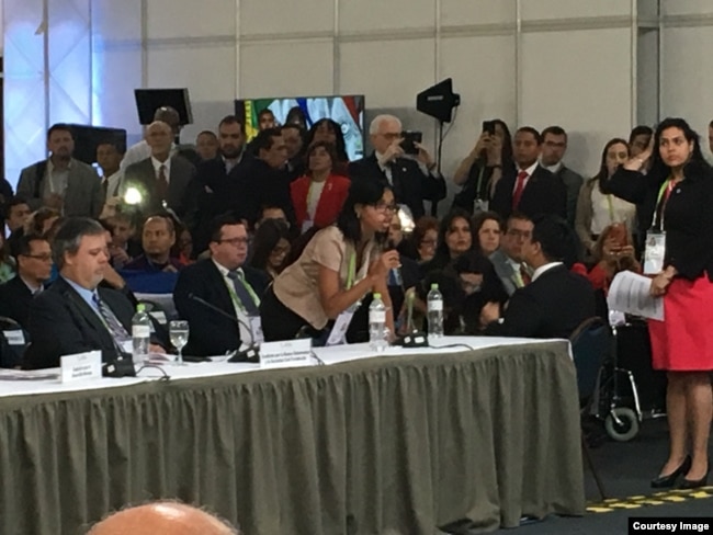La vocera de la Coalición cubana, Mirtia Brossard interrumpe discurso de presidente de la OEA en Cumbre de Lima, Perú.