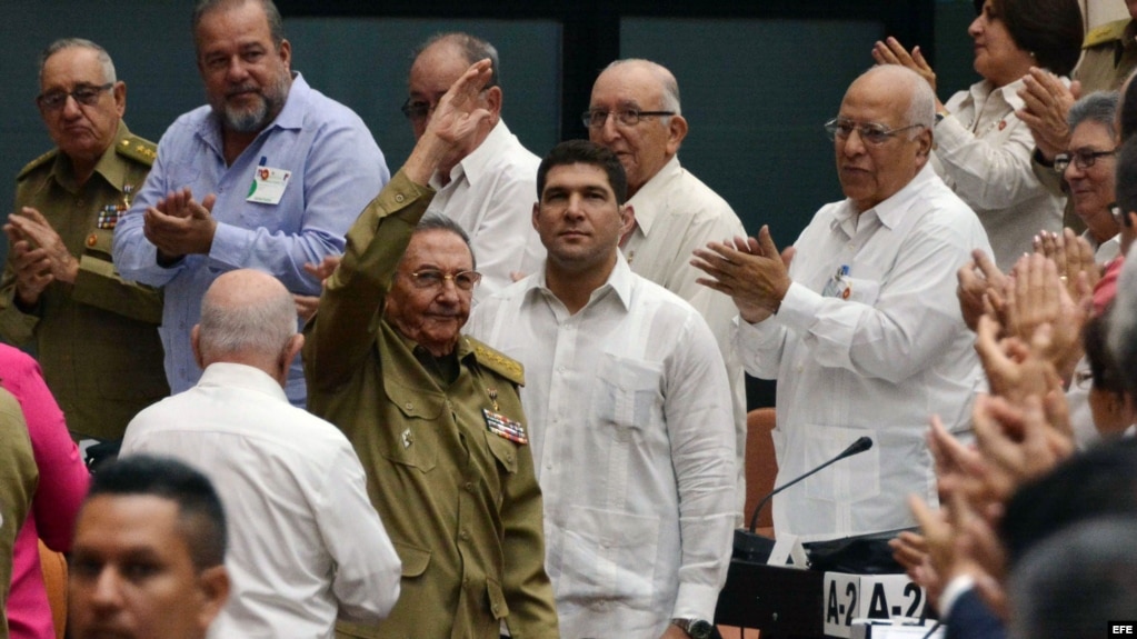 El líder del gobernante Partido Comunista de Cuba Raúl Castro participa en una sesión de la Asamblea Nacional de Cuba.