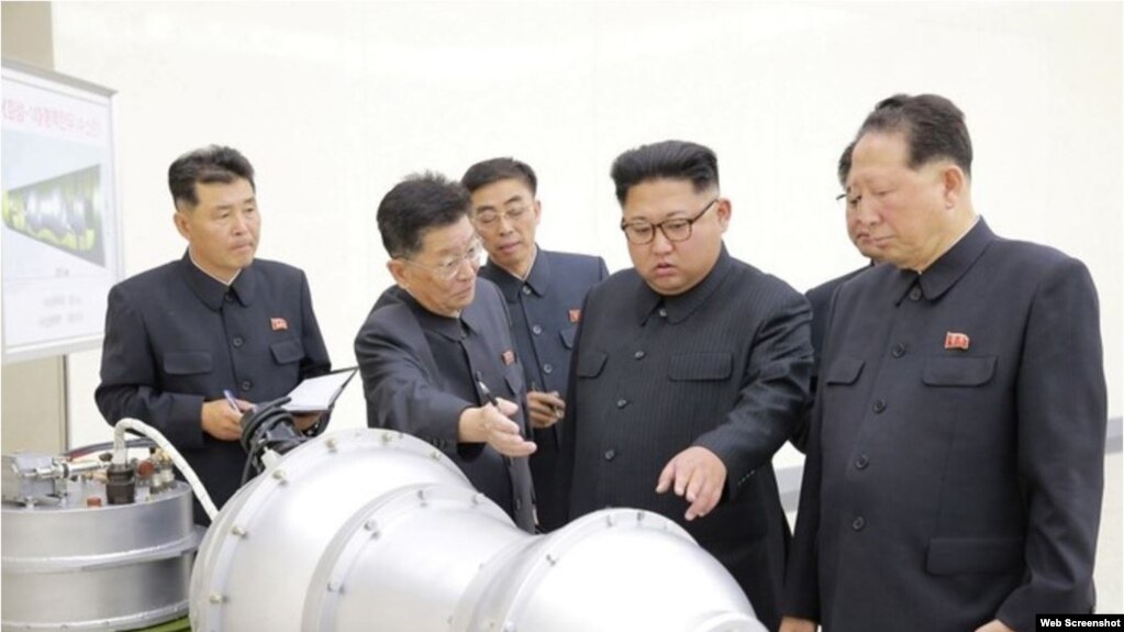 El gobernante norcoreano Kim Jong Un inspecciona lo que presentaron como una bomba H, o bomba de hidrógeno.