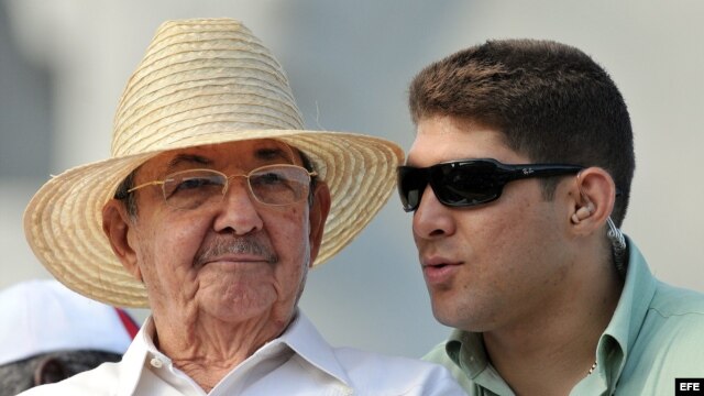 Raúl Castro con su nieto y escolta Raúl Guillermo Rodríguez Castro (i-d).