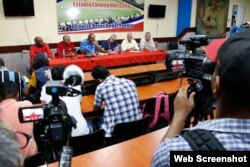 Carlos Martí (2 i-d) en conferencia de prensa en el Estadio Latinoamericano.