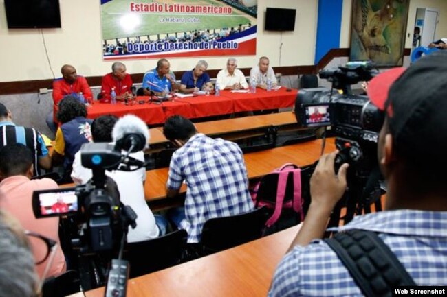 Carlos Martí (2 i-d) en conferencia de prensa en el Estadio Latinoamericano.