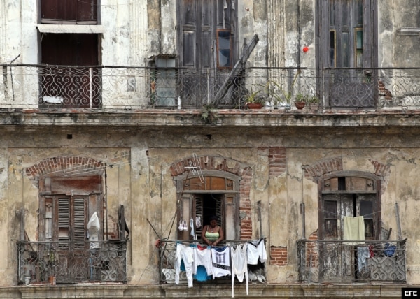 Una mujer cuelga la ropa recién lavada en su balcón, en un edificio de la zona colonial hoy, viernes 15 de abril de 2016, en La Habana (Cuba), un día antes del inicio del VII Congreso del Partido Comunista de Cuba (PCC).