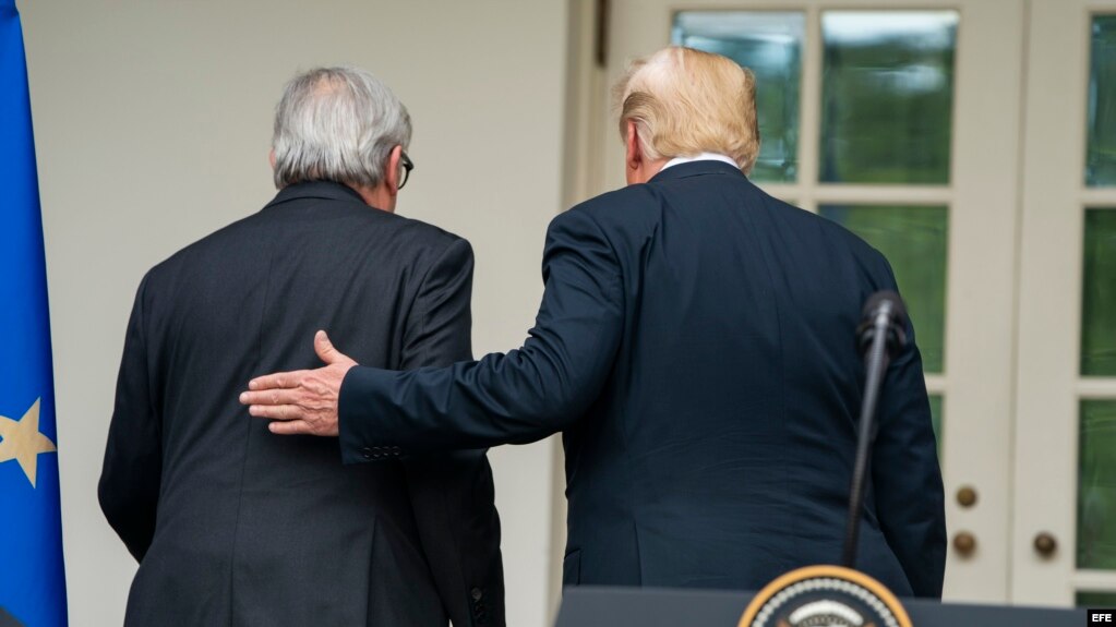 El presidente de la ComisiÃ³n Europea, Jean-Claude Juncker (i), camina junto al presidente de EEUU, Donald Trump (d), durante una rueda de prensa conjunta en la Casa Blanca.