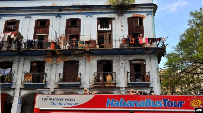 Un bus de turistas recorre las calles derruidas calles de La Habana.