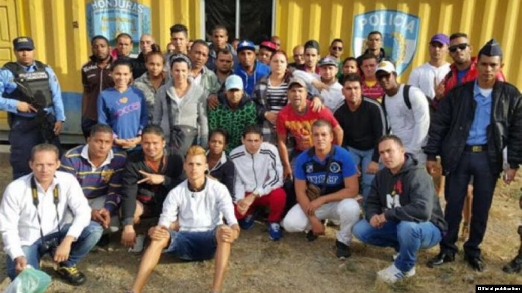 Cuarenta migrantes ilegales cubanos fueron detenidos por autoridades hondureñas en el paso fronterizo de Guasaule.