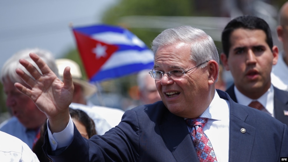 El senador Bob Menéndez durante el 15 desfile anual cubano en North Bergen Nueva Jersey (EE.UU.).