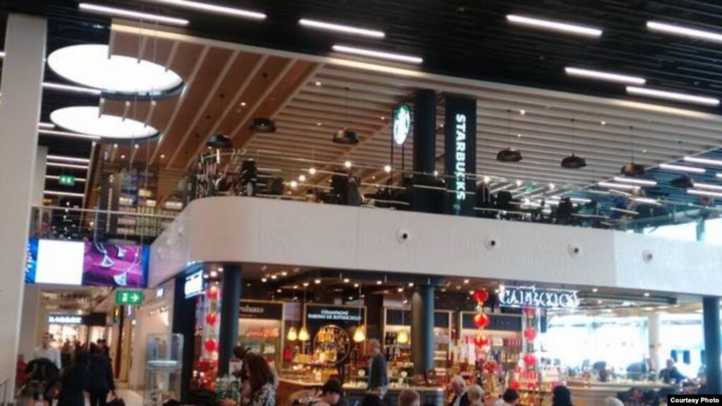 Unos 150 cubanos permanecen detenidos en el el Centro de Detencion de Schiphol, Holanda.