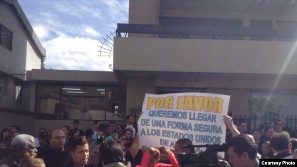 México niega puente aéreo para cubanos de Ecuador