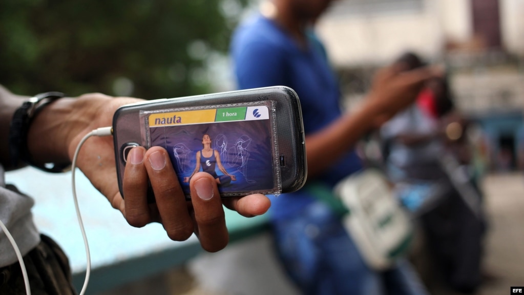 Un hombre revende ilegalmente tarjetas de conexión a internet en La Habana (Cuba).