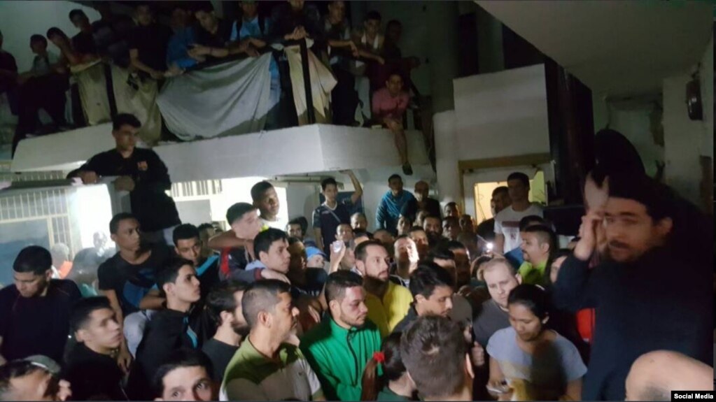 El exalcalde, opositor venezolano Daniel Ceballos se dirige a presos polÃ­ticos el miÃ©rcoles 16 de mayo en la sede del SEBIN. (Twitter).