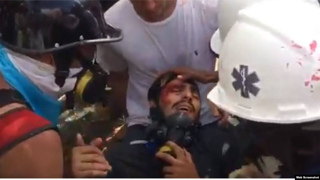 La Cruz Roja atiende a uno de los manifestantes heridos este sábado en Caracas