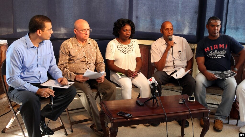 De izquierda a derecha, los miembros de la disidencia cubana Antonio Rodiles, FÃ©lix Navarro, Berta Soler, Guillermo FariÃ±as y Ãngel Moya. (Archivo)