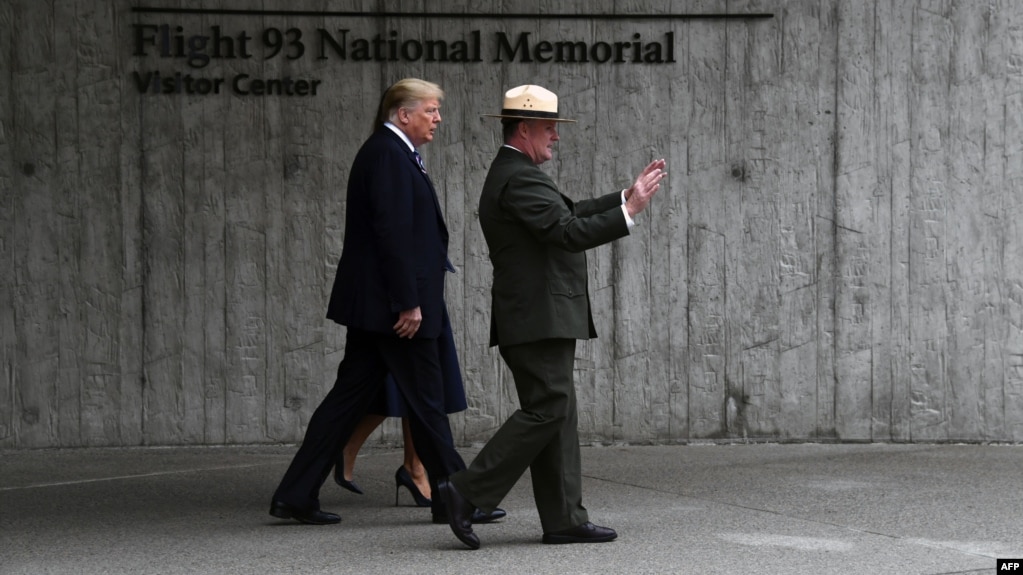 El presidente Donald Trump y la primera dama Melania Trump en el monumento homenaje a las vÃ­ctimas en Shanksville (Pensilvania). 
