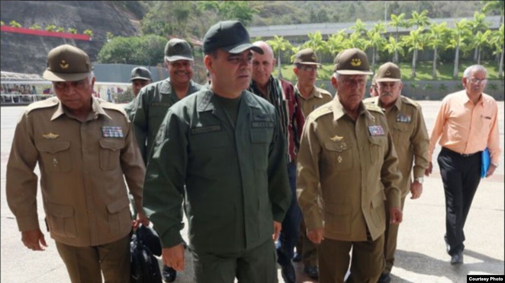 Foto Archivo: Vladimir Padrino (d), con oficiales militares cubanos.