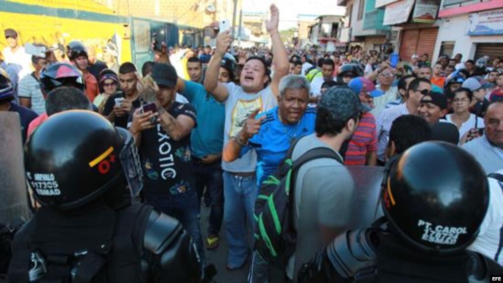 Manifestantes recibieron con lluvia de huevos a candidato de las FARC