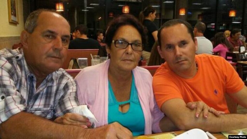 Aquilino Caraballo (i) y Georgina Hernandez (c) con su hijo Jorge Caraballo (d)