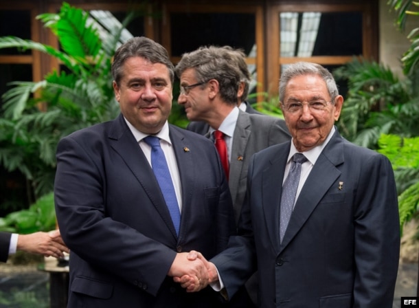 El vicecanciller alemán Sigmar Gabriel y el gobernante cubano Raúl Castro. EFE