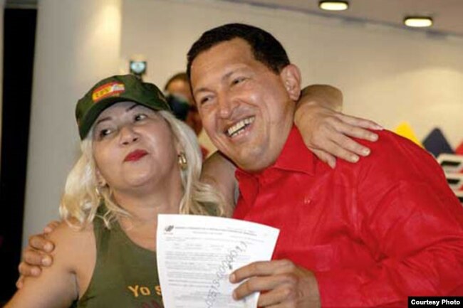 “Con Chávez todo, sin Chávez plomo”. era el lema de Lina Ron, fundadora de los colectivos en Venezuela.