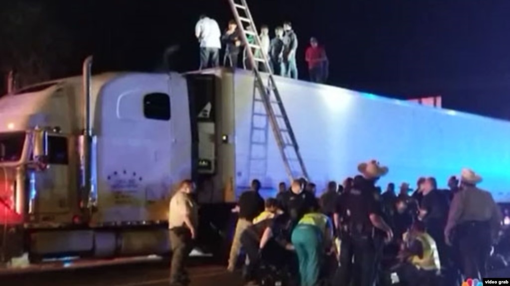 Inmigrantes indocumentados que eran conducidos por dos coyotes cubanos escaparon por el techo del remolque de una rastra cerca de Raymondville, Texas.