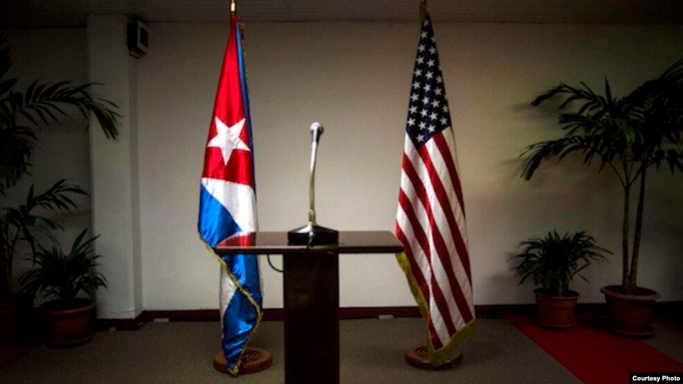 Banderas de EEUU y Cuba