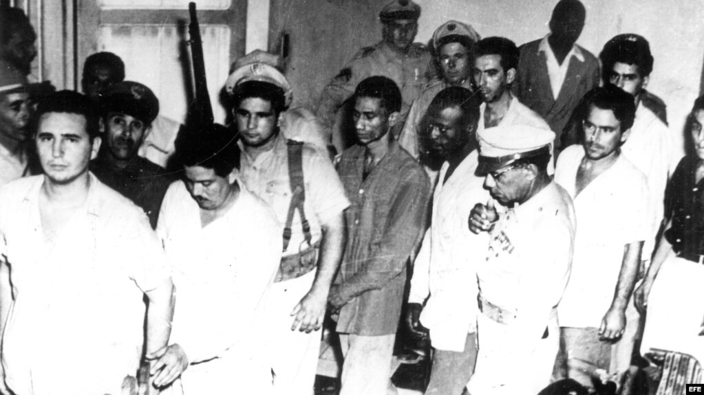 Santiago de Cuba, agosto 1953.- Fidel Castro (i) y otros revolucionarios cubanos son conducidos a juicio tras el fracasado asalto al cuartel de Moncada.