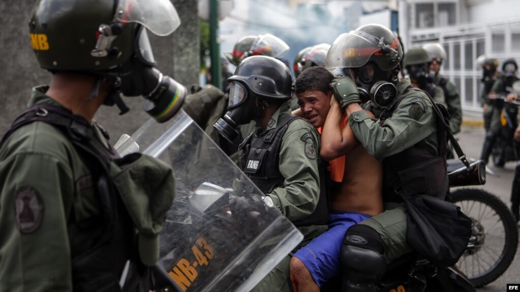 Efectivos de la Guardia Nacional Bolivariana (GNB) bloquean el paso a una manifestación hoy, miércoles 26 de abril de 2017, en Caracas (Venezuela). Las fuerzas de seguridad de Venezuela dispersaron nuevamente algunas de las marchas convocadas por la opos