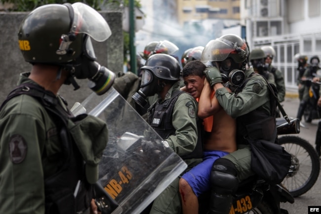 Efectivos de la Guardia Nacional Bolivariana bloquean el paso a una manifestación opositora en Caracas.