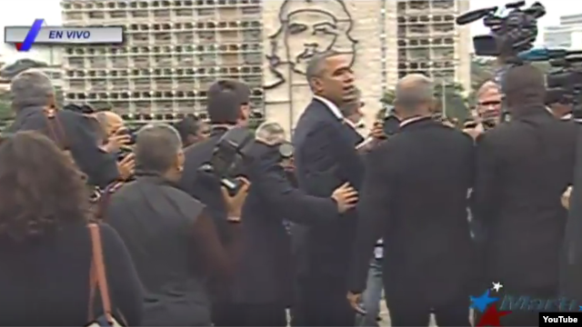 Obama creó caos entre los organizadores y los fotorreporteros cuando rompió el protocolo para fotografiarse con la delegación estadounidense en la Plaza.