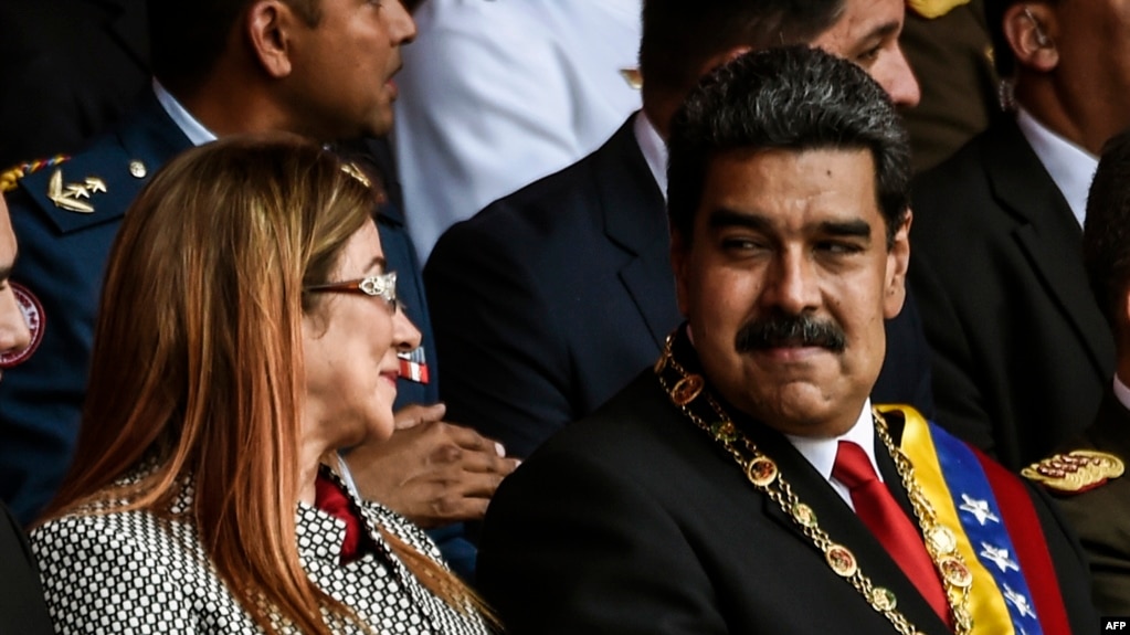 Nicolas Maduro y la primera dama de Venezuela Cilia Flores asisten a una ceremonia militar en Caracas. 