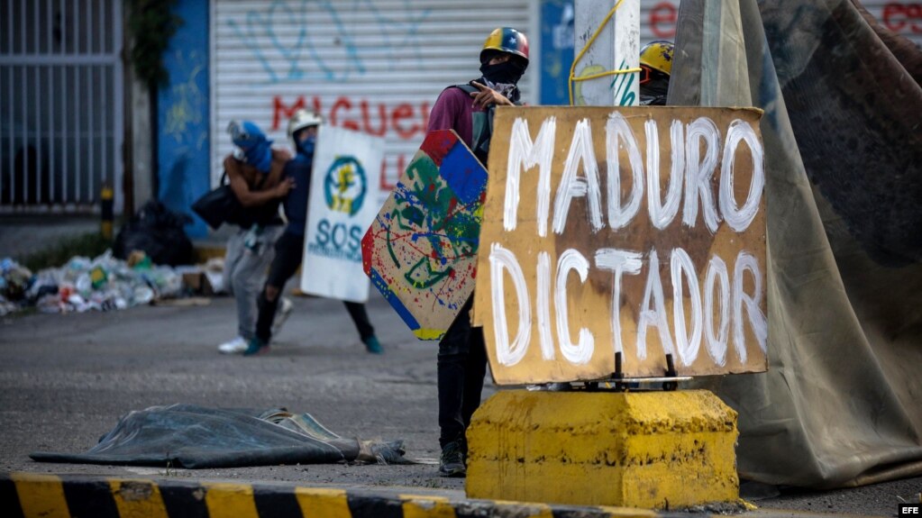 Violentos enfrentamientos entre manifestantes y la Guardia Nacional Bolivariana marcaron lso comicios este domingo.