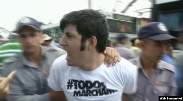 El activista Claudio Fuentes vistió una camiseta de #TodosMarchamos.