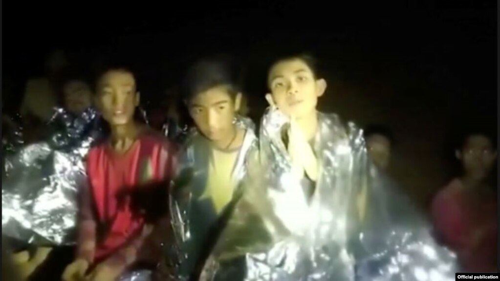 El último niño y el entrenador del equipo juvenil de fútbol Wild Boars fueron extraidos este martes 10 de julio de una cueva inundada en Tailandia.