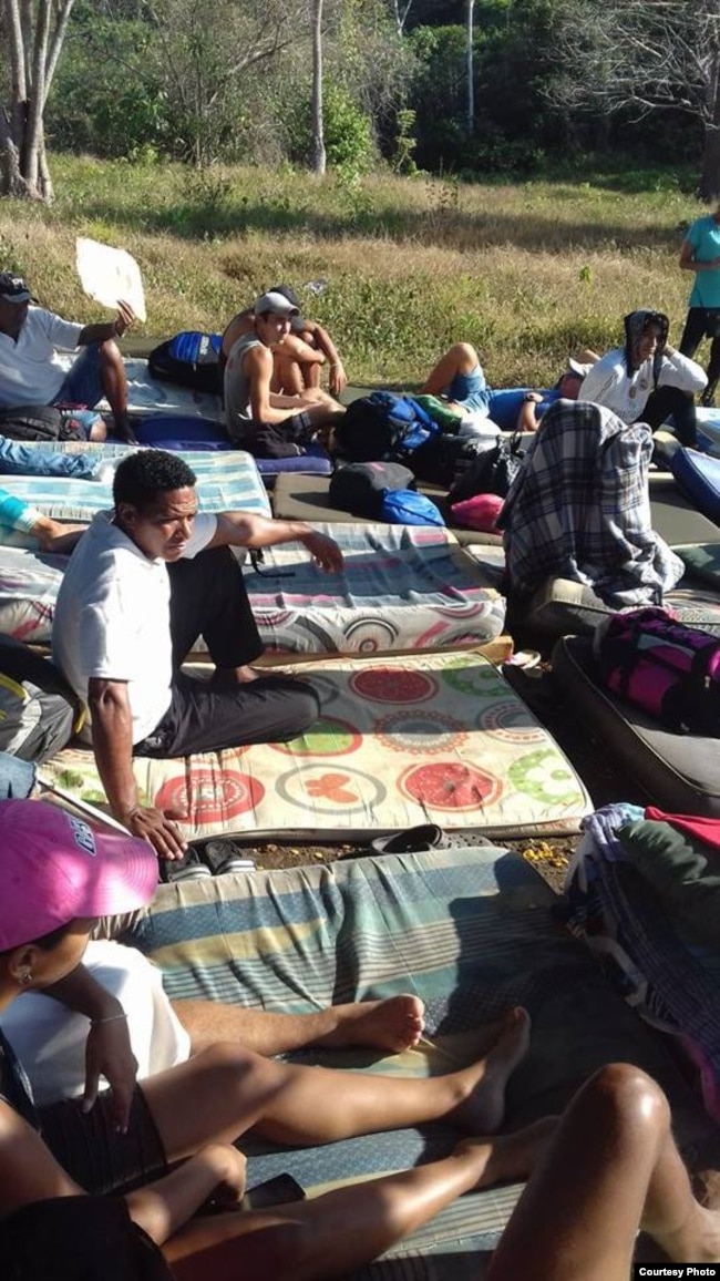Cubanos dormirán fuera de sus tiendas de campaña a manera de protesta.