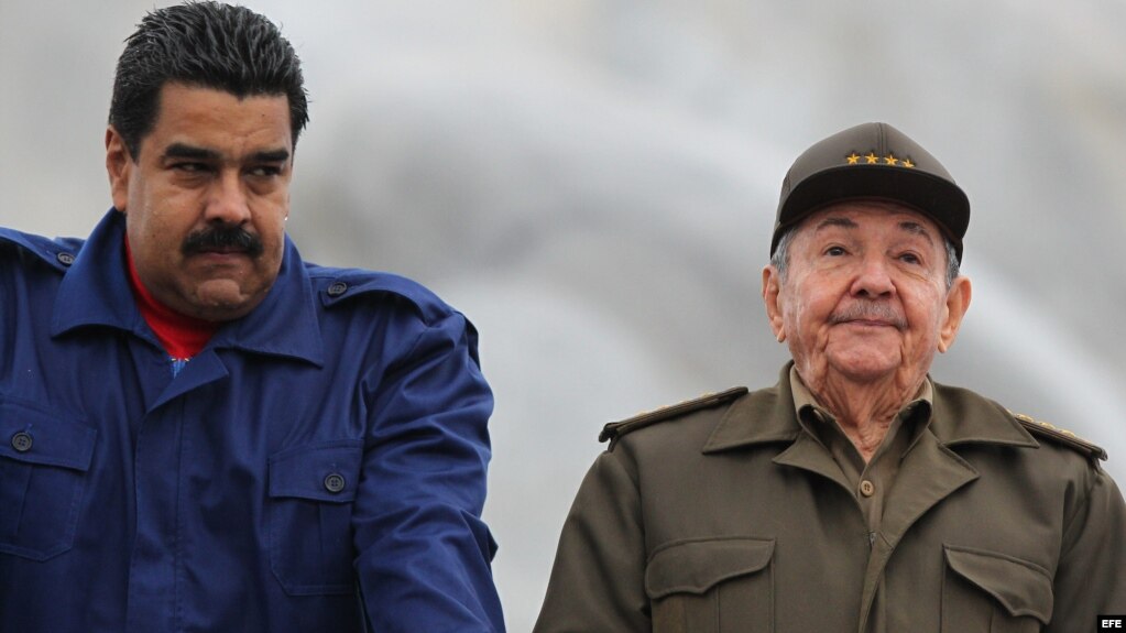 Raúl Castro (d) y Nicolás Maduro (i). (Foto: Archivo)