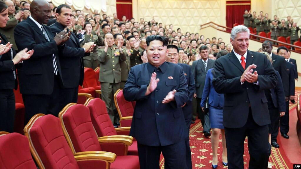 Kim Jong-Un y el vicepresidente de Cuba Miguel Diaz-Canel.