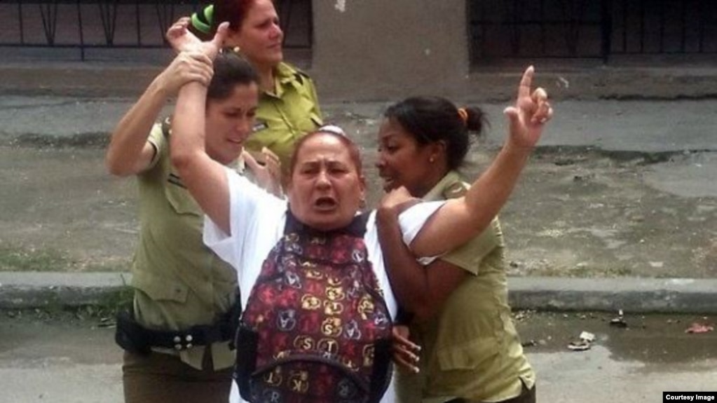 Dama de Blanco Yolanda Santana Ayala