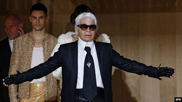  El diseñador alemán Karl Lagerfeld aparece tras la presentación de su colección primavera/verano 2016 para Chanel durante la Semana de la Moda de Alta Costura celebrada en París el 26 de enero de 2016. 
