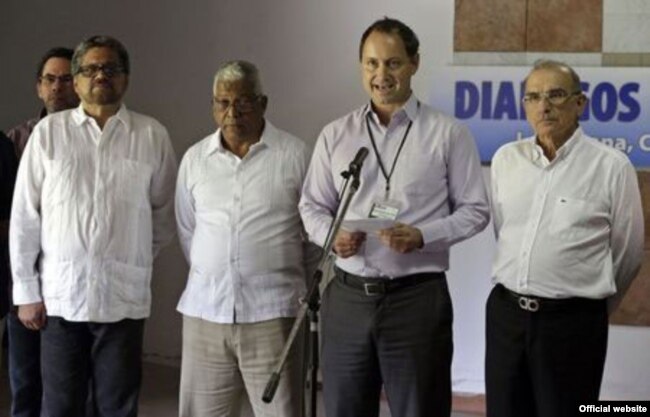 El portavoz Ivn Mrquez y otros miembros de las FARC con el Embajador de Cuba en Colombia, Jos Luis Ponce Caraballo.