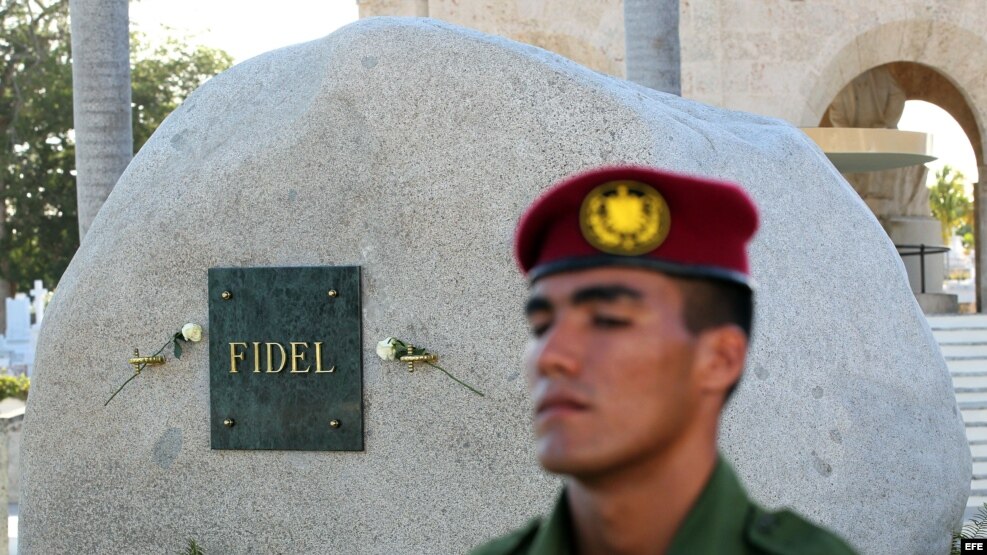 Un militar custodia la tumba de Fidel Castro en el cementerio Santa Ifigenia, en Santiago de Cuba.