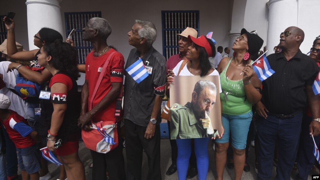 Comunistas en el Parque Céspedes de Santiago de Cuba.